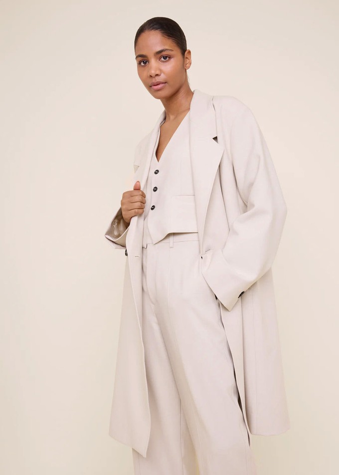 Clean solid overcoat from Vanilia