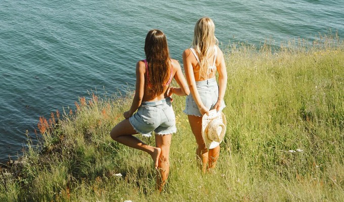 Friends dressing mindfully in nature