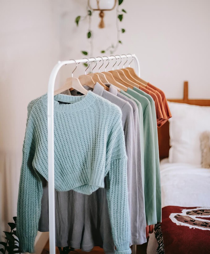 Small but versatile clothing rack