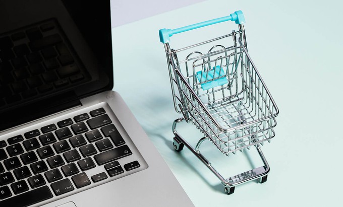 Consumer shopping online sustainably