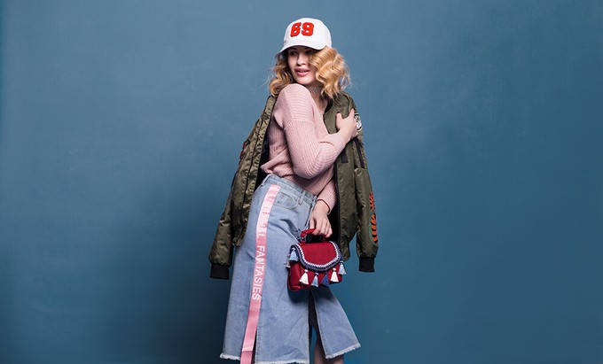 Consumer wearing typical fast fashion fabrics