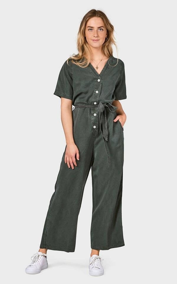 Jumpsuit as a smart casual sustainable outfit for the office