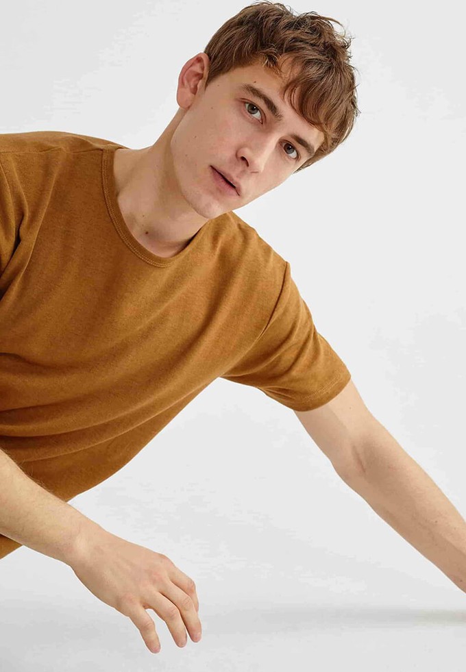 Man wearing a sustainable hemp t-shirt