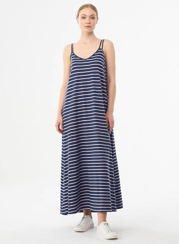 Maxi dress as a sustainable summer essential