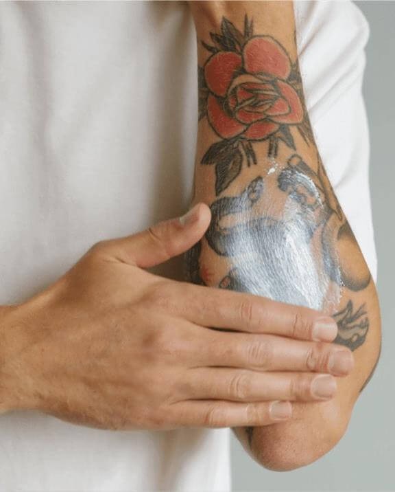 Someone applying sustainable sunscreen