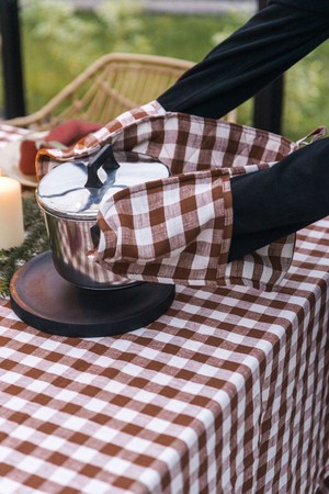Linen double-oven mitt in Mocha Gingham from AmourLinen