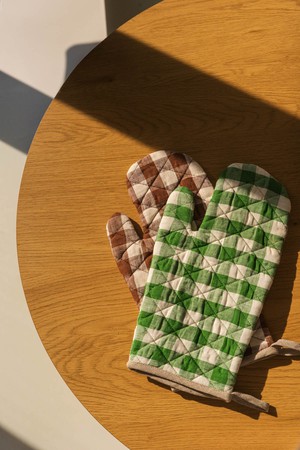 Linen oven mitt in Green Gingham from AmourLinen