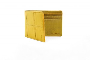 Compact Wallet | Leather & Fire-hose from Elvis & Kresse