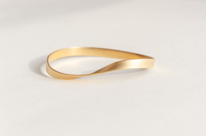 Swirling wind bangle bracelet gold plated from Julia Otilia