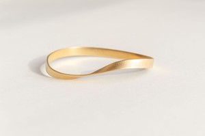 Swirling wind bangle bracelet gold plated from Julia Otilia