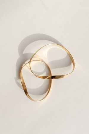 Swirling wind bangle bracelet gold plated from Julia Otilia