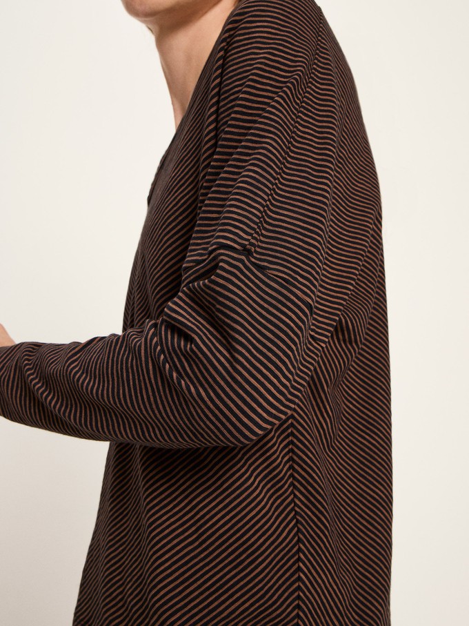 Shirt (GOTS) with V-neck from LANIUS