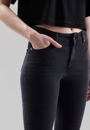 Regular Swan - Stone Black from Mud Jeans