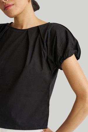 Balloon Sleeve Top in Black from Reistor