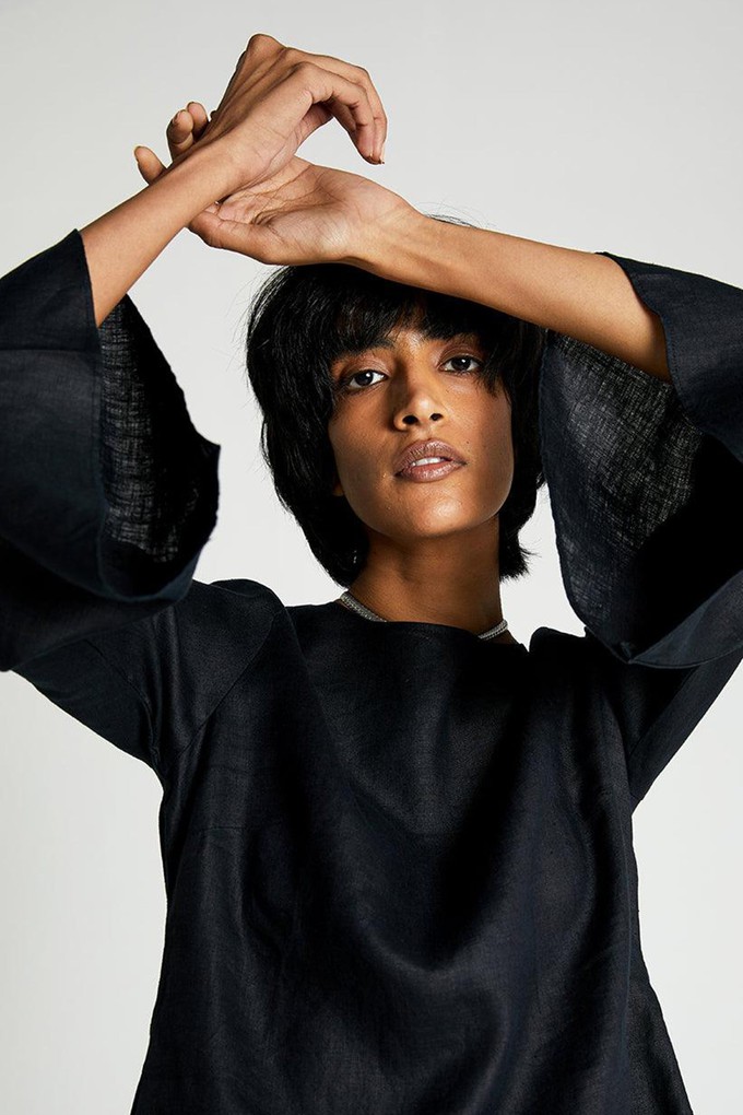 The Button Back Shirt in Black from Reistor