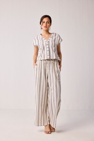 Striped Matching Set with Wide-Leg Pants and V-neck Top from Reistor