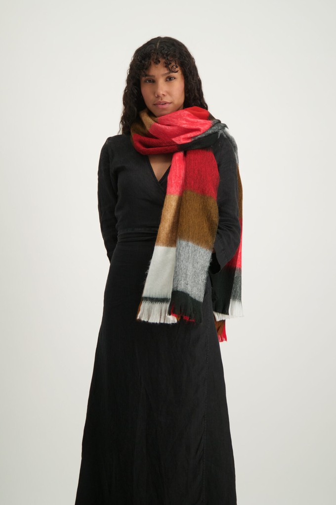 Alpaca Loca Sjaal Blocked Red, Black, Naturals from The Blind Spot Alpaca Loca Sjaal Blocked Red, Black, Naturals from The Blind Spot