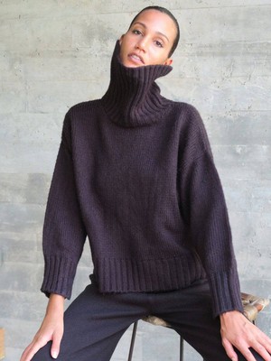 Berner Neck Sweater in Black from Urbankissed
