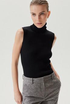 The Merino Wool Roll-neck Top - Black via Urbankissed