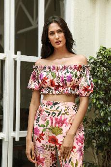 Floral Off-shoulder Top via Urbankissed