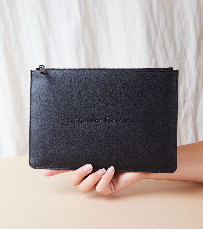 AppleSkin All Black Pouch | Classic Essentials from Votch